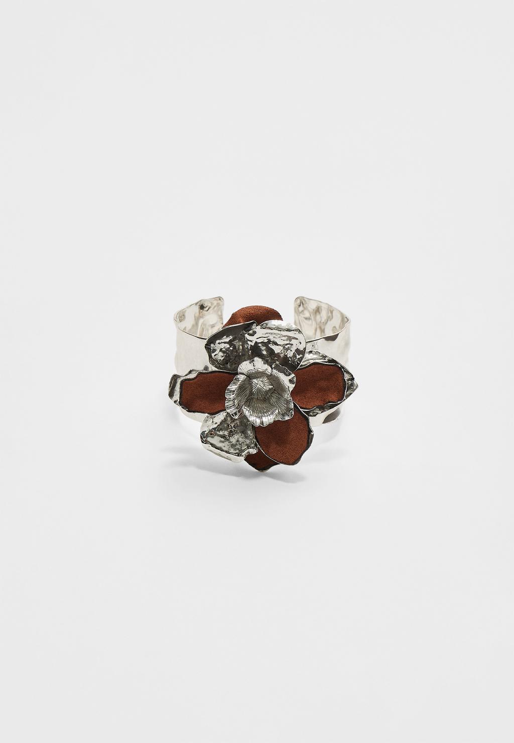 Maxi arm cuff with contrast flower