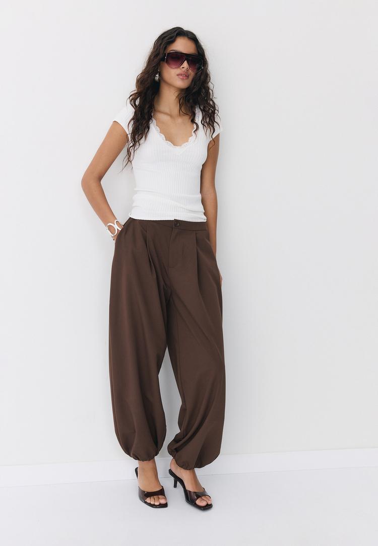 Stradivarius Κοντομάνικη Μπλούζα Με V Λαιμόκοψη Και Δαντέλα Εκρού M