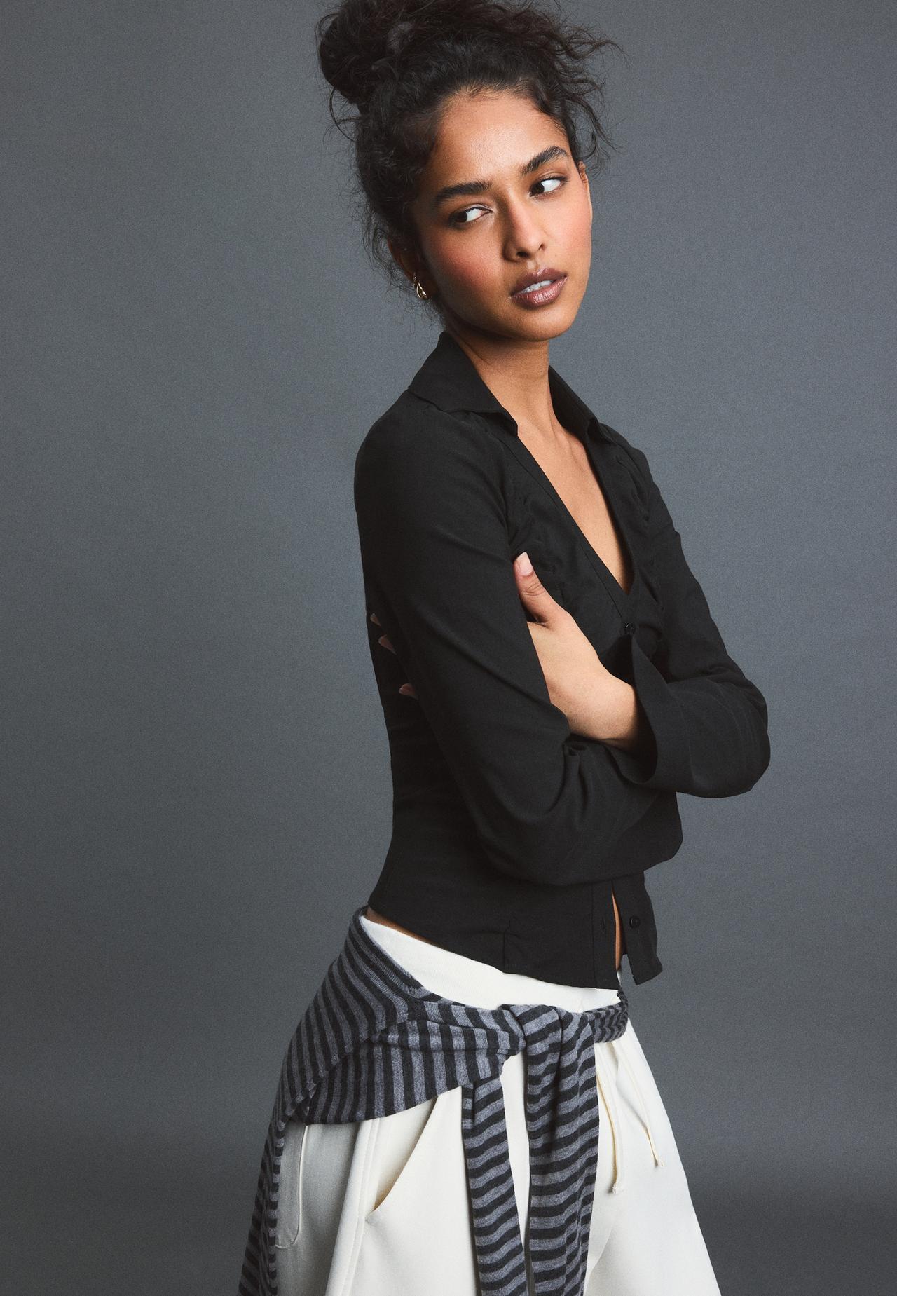 V-neck gathered shirt — Black