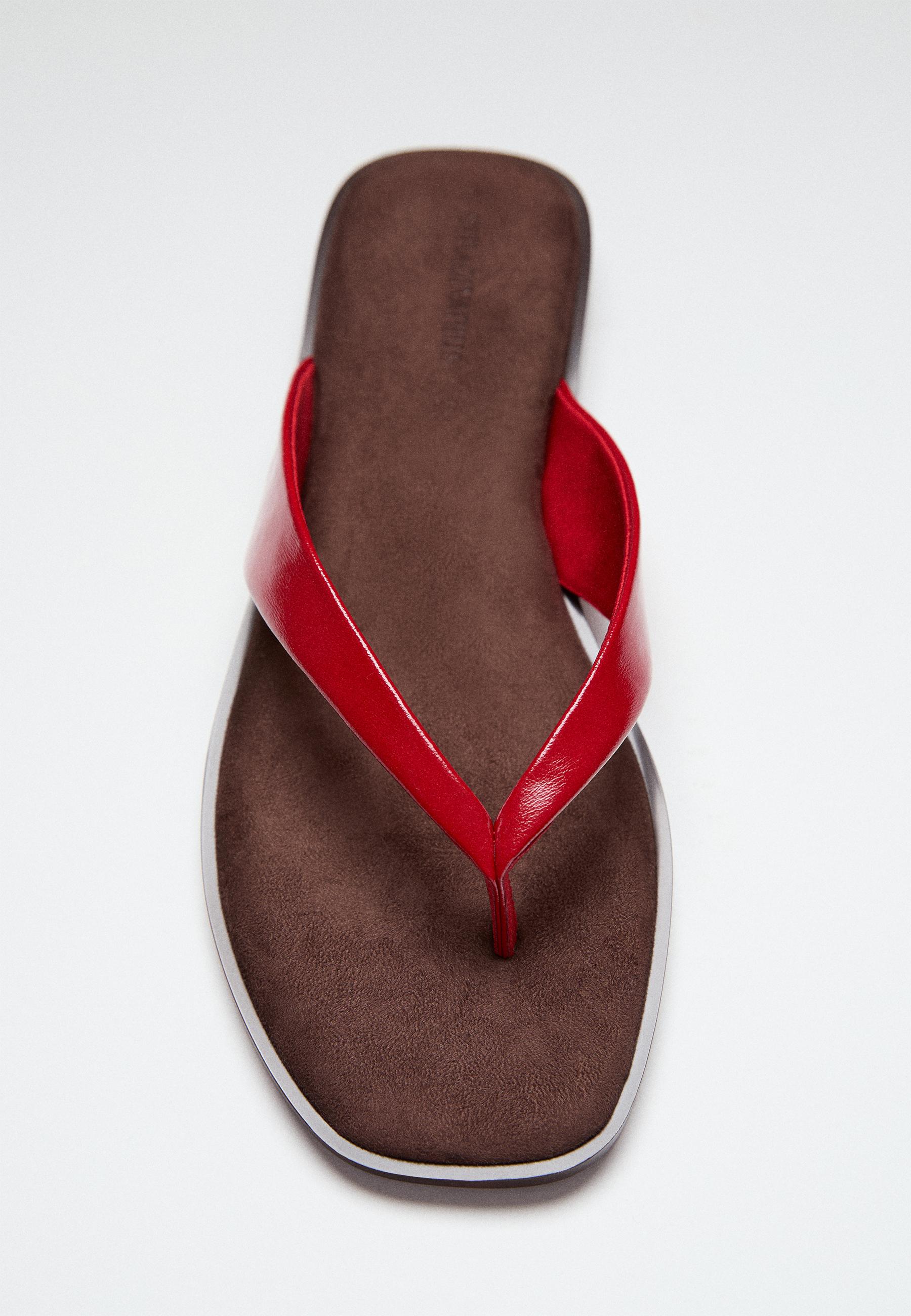 Parmak arası düz sandalet