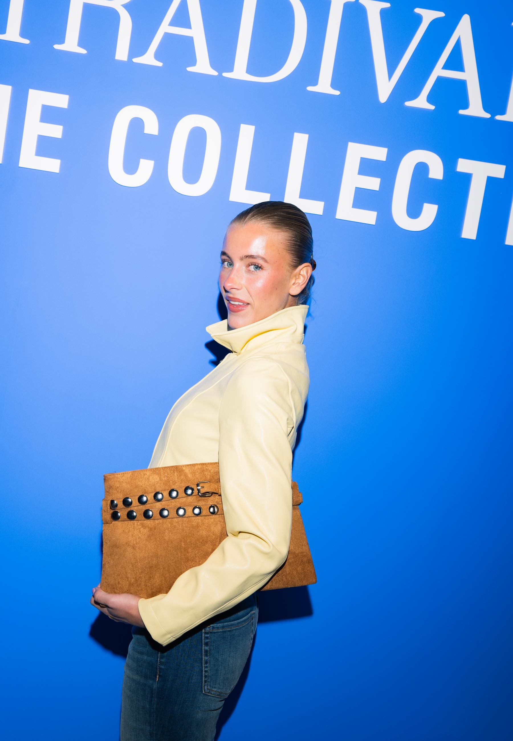 Cross body belt bag with studs — Pale camel