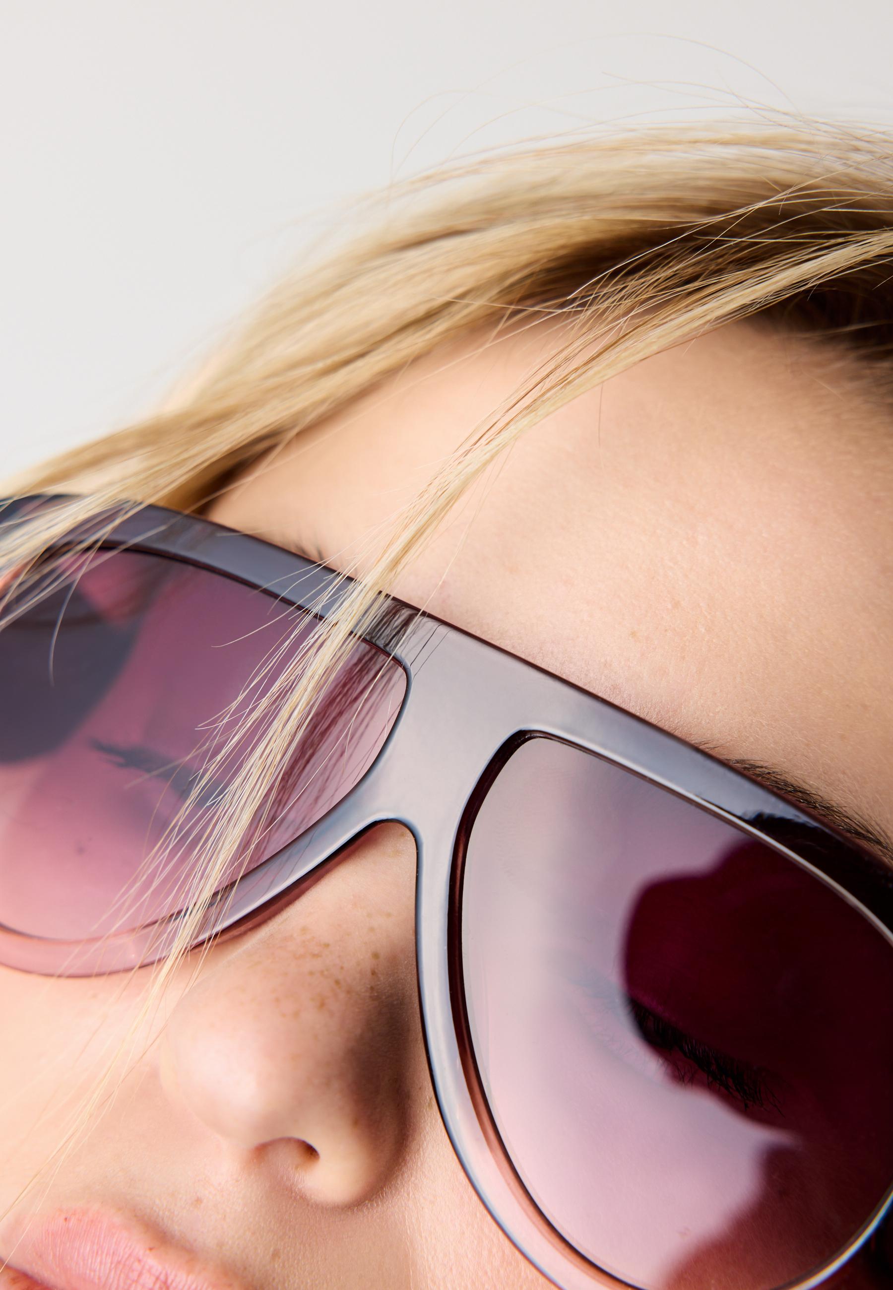 Oval resin sunglasses — Burgundy