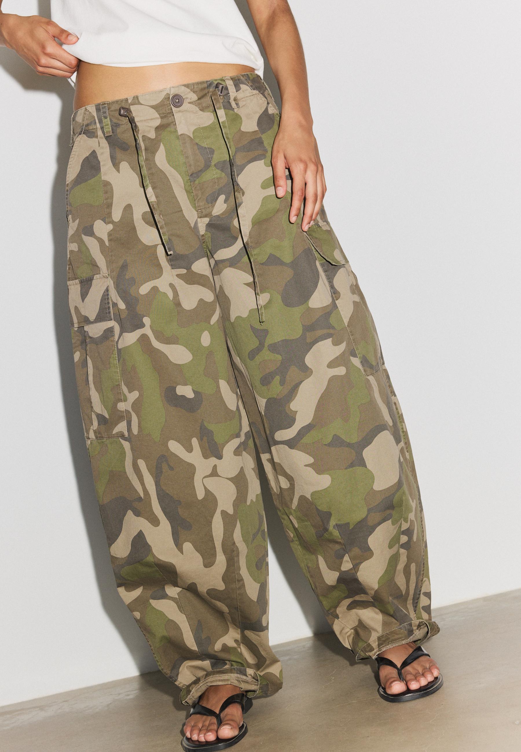 Printed cargo trousers