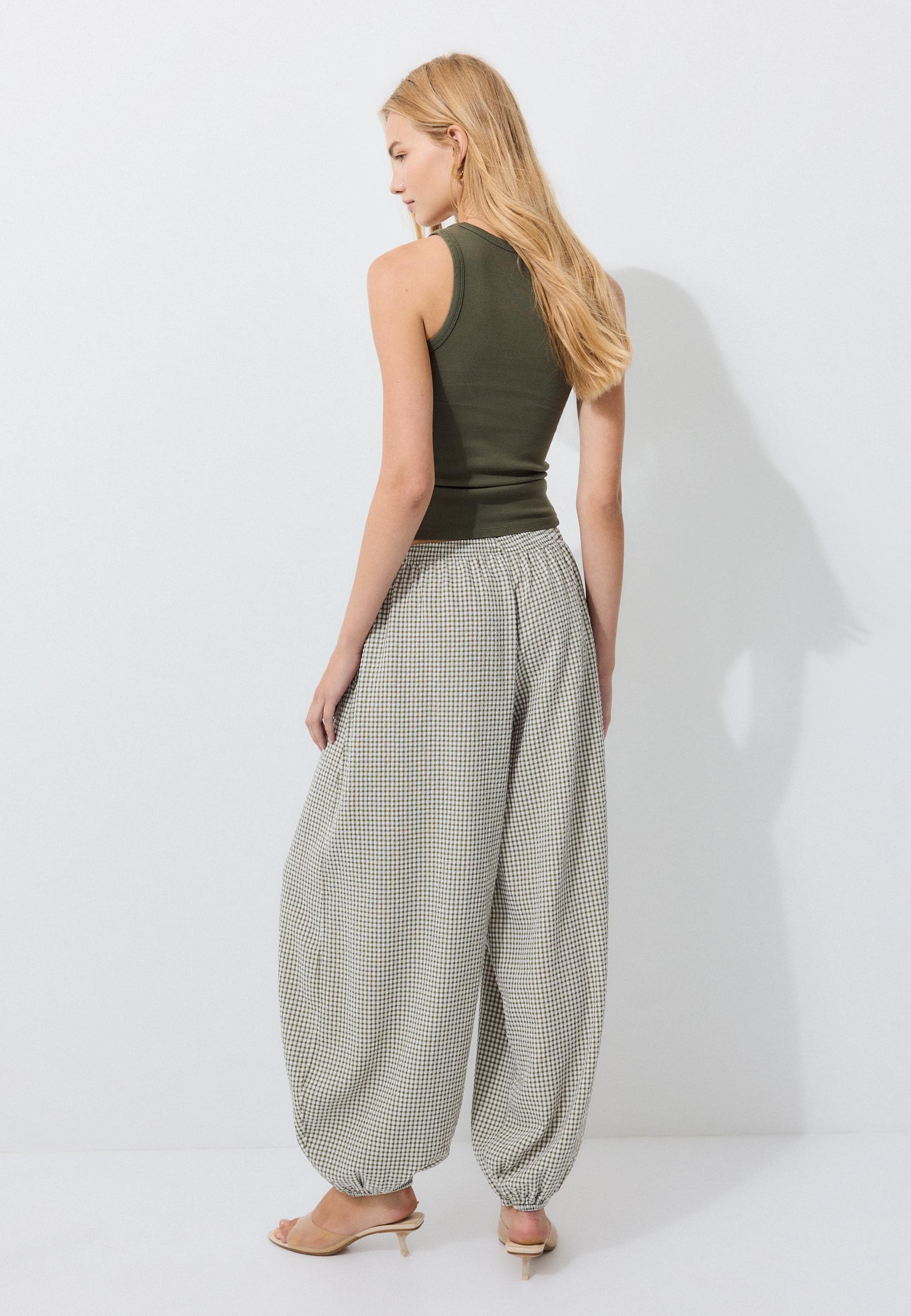 Stradivarius Kare desenli volümlü pantolon görsel 8