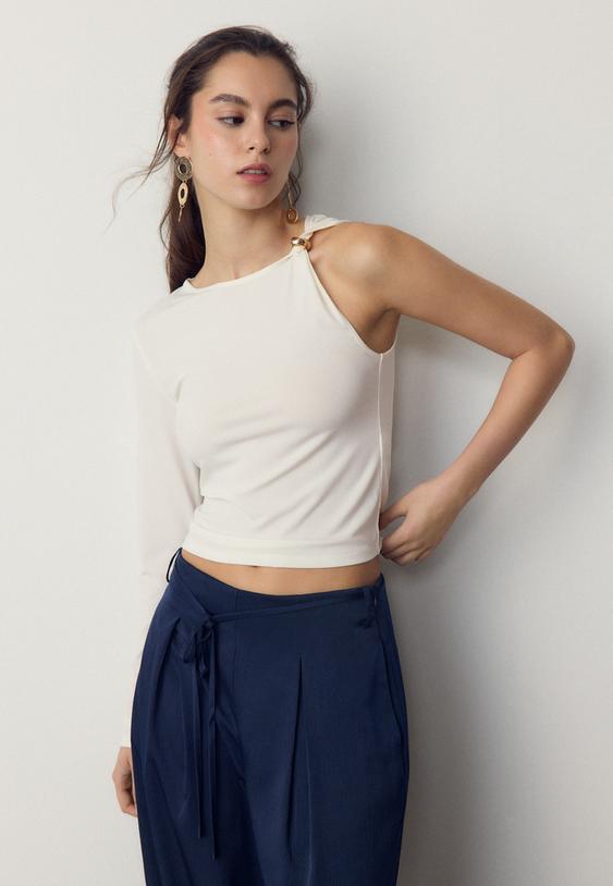 Stradivarius T-Shirt Asymétrique Boucle Métallique Écru L