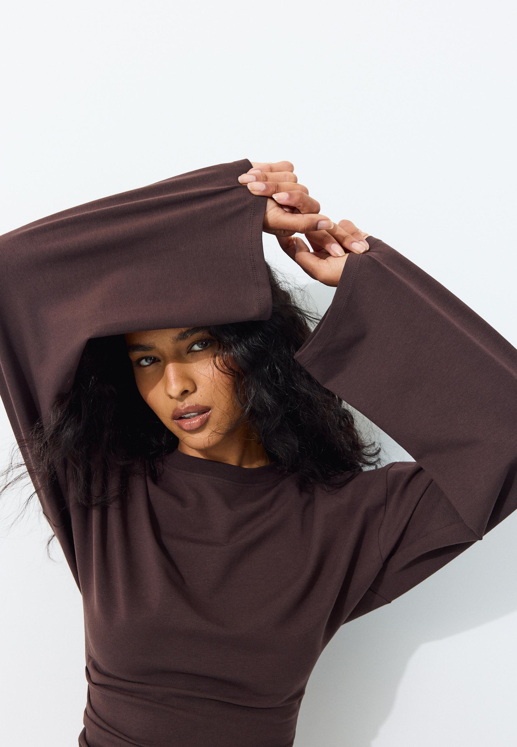 B11 Japanese-inspired long sleeve fitted waist T-shirt — Brown