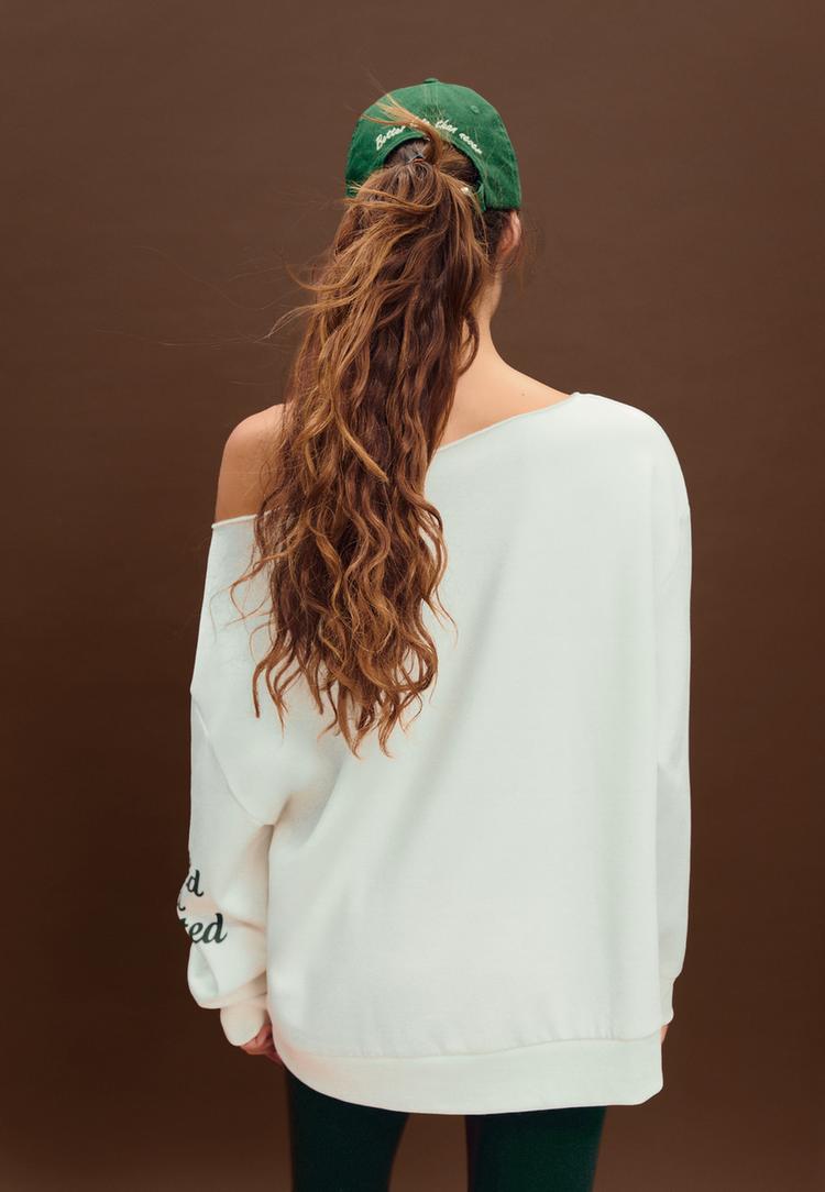 camisola estampada com ombros descobertos