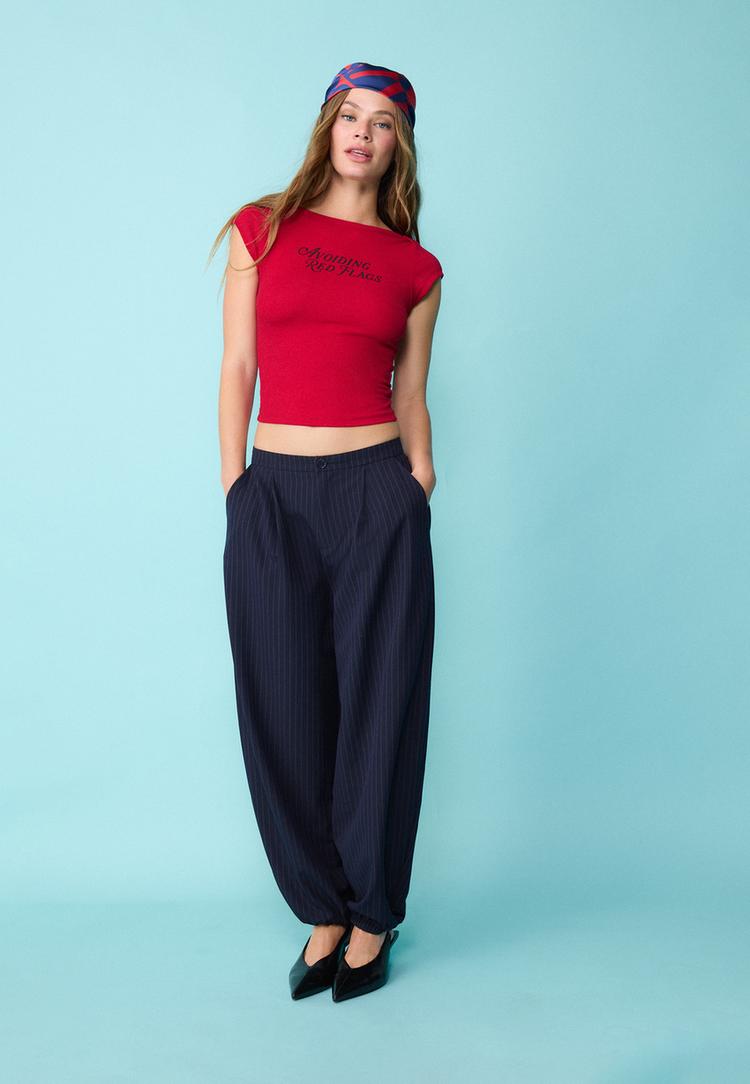 maglietta scollo a barchetta con scritta