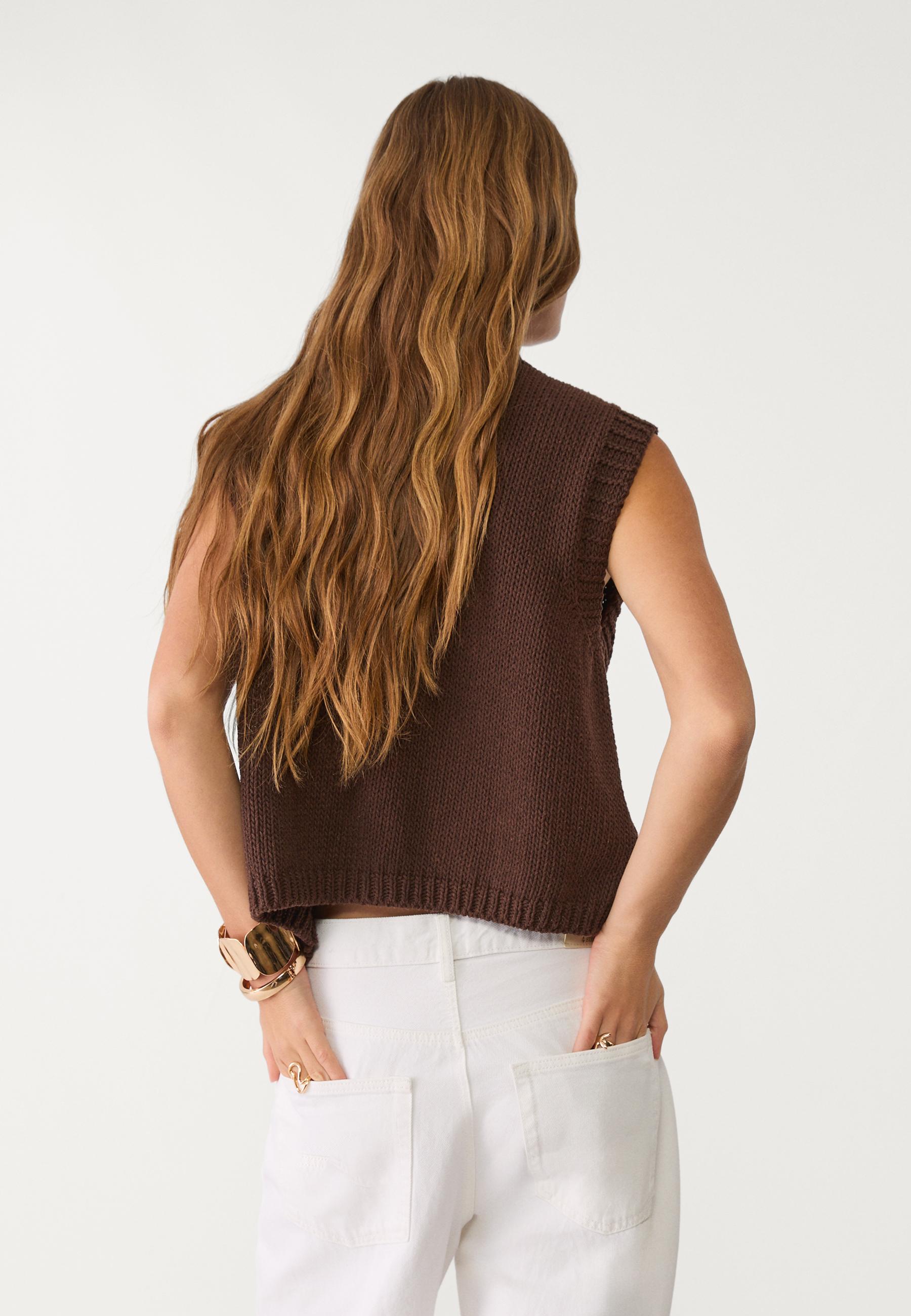 Cable-knit vest with golden buttons - Women's fashion Cable-knit vest with golden buttons - Women's fashion