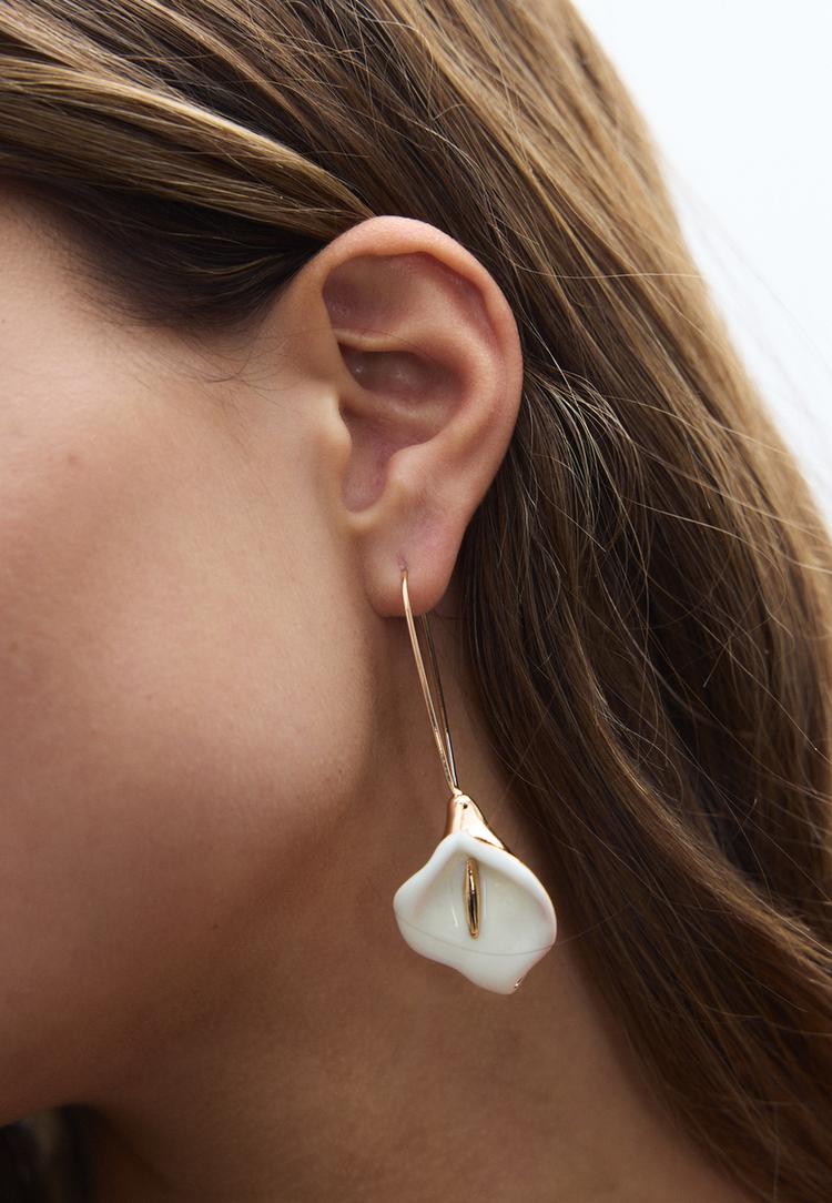 Stradivarius Σκουλαρίκια Με Λουλούδι Κάλα Εκρού Os φωτογραφία