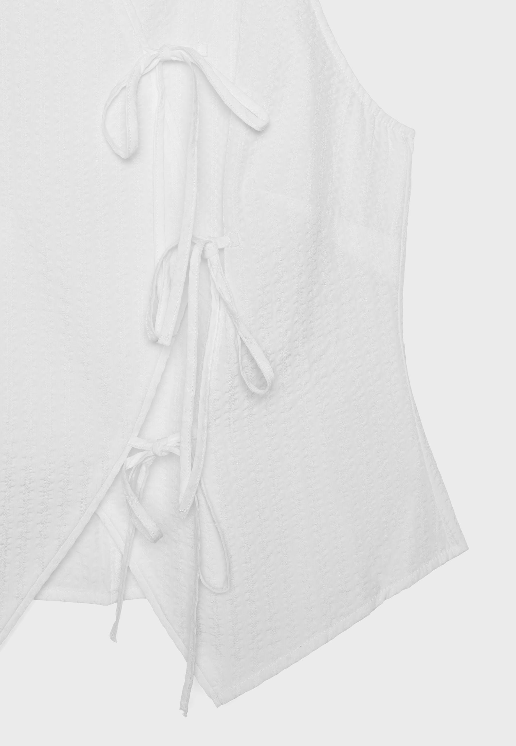 Semi-crinkled halter top with knots — White