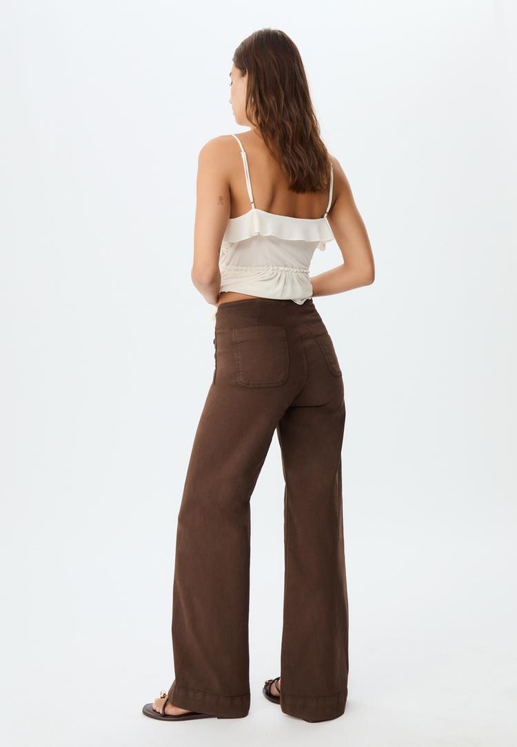 d77-hose-mit-minimalistischen-taschen