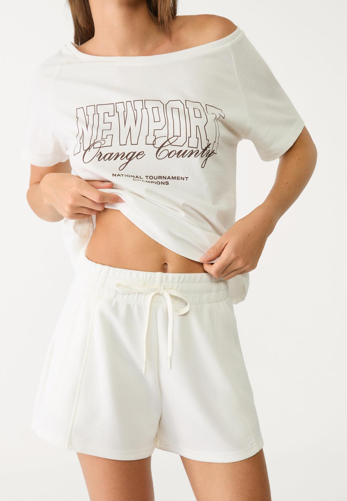 Soft-touch shorts with seams Women's fashion Stradivarius Kuwait