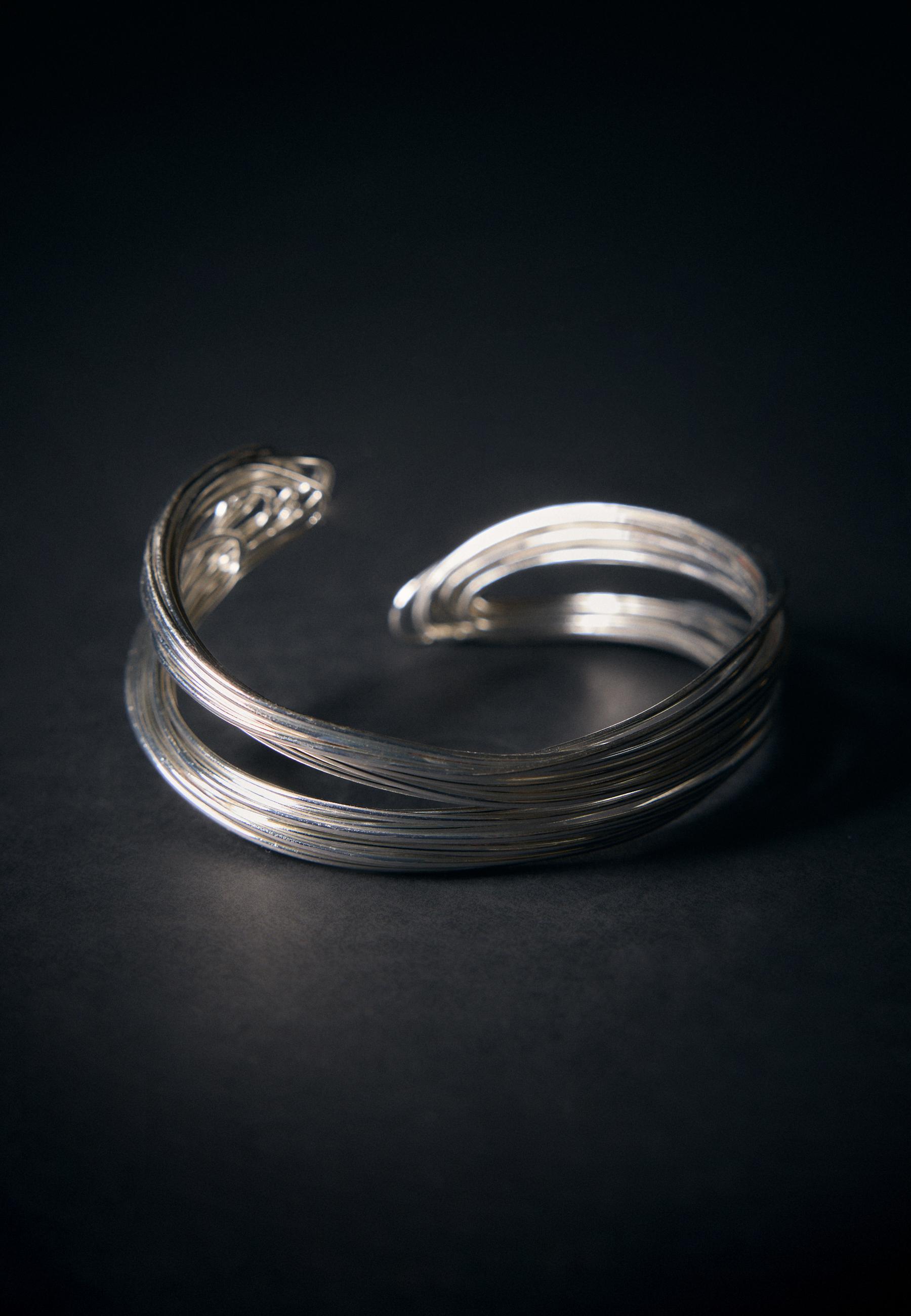 Multi metallic thread rigid bracelet — Grey