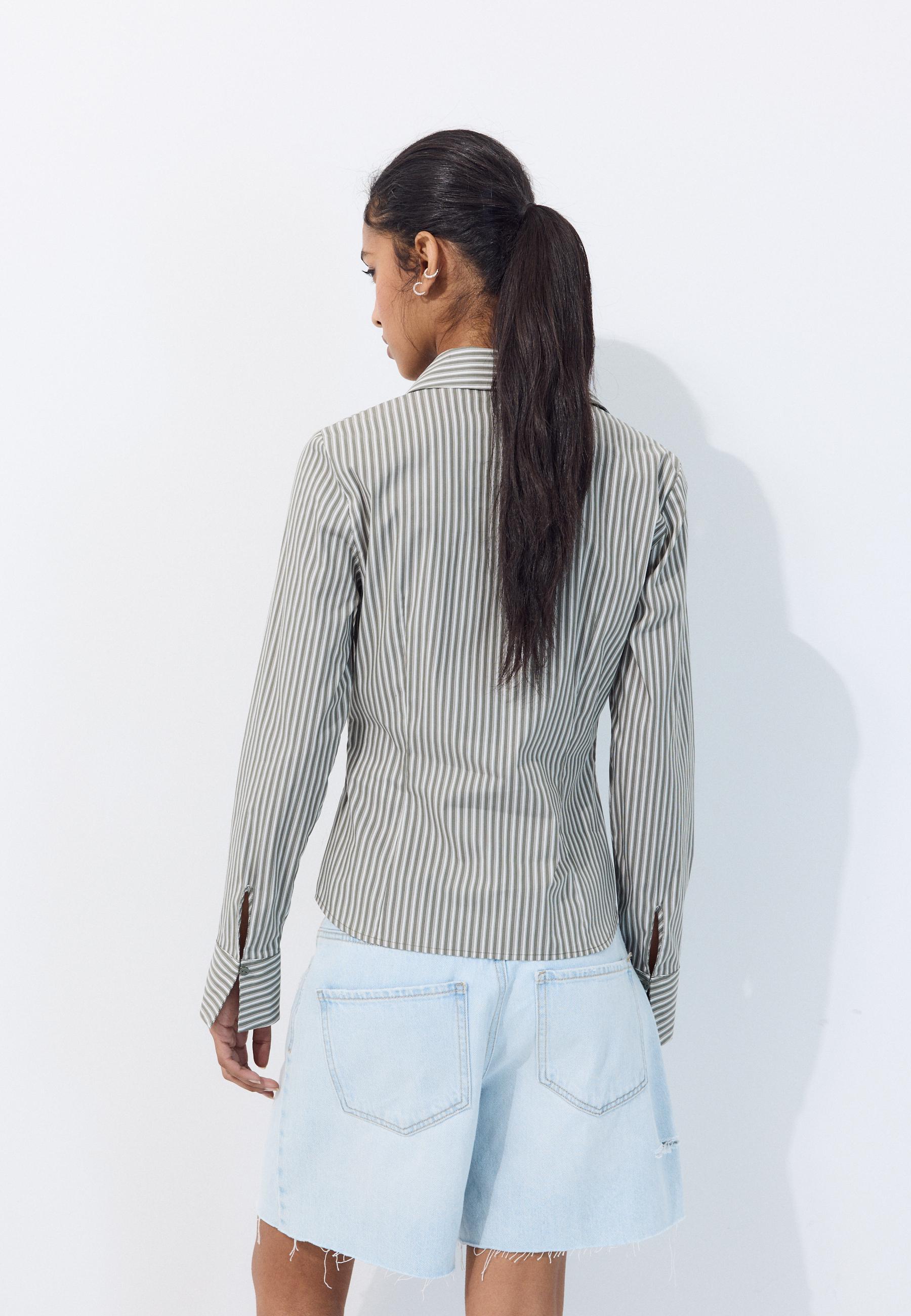 Fitted basic shirt — Khaki