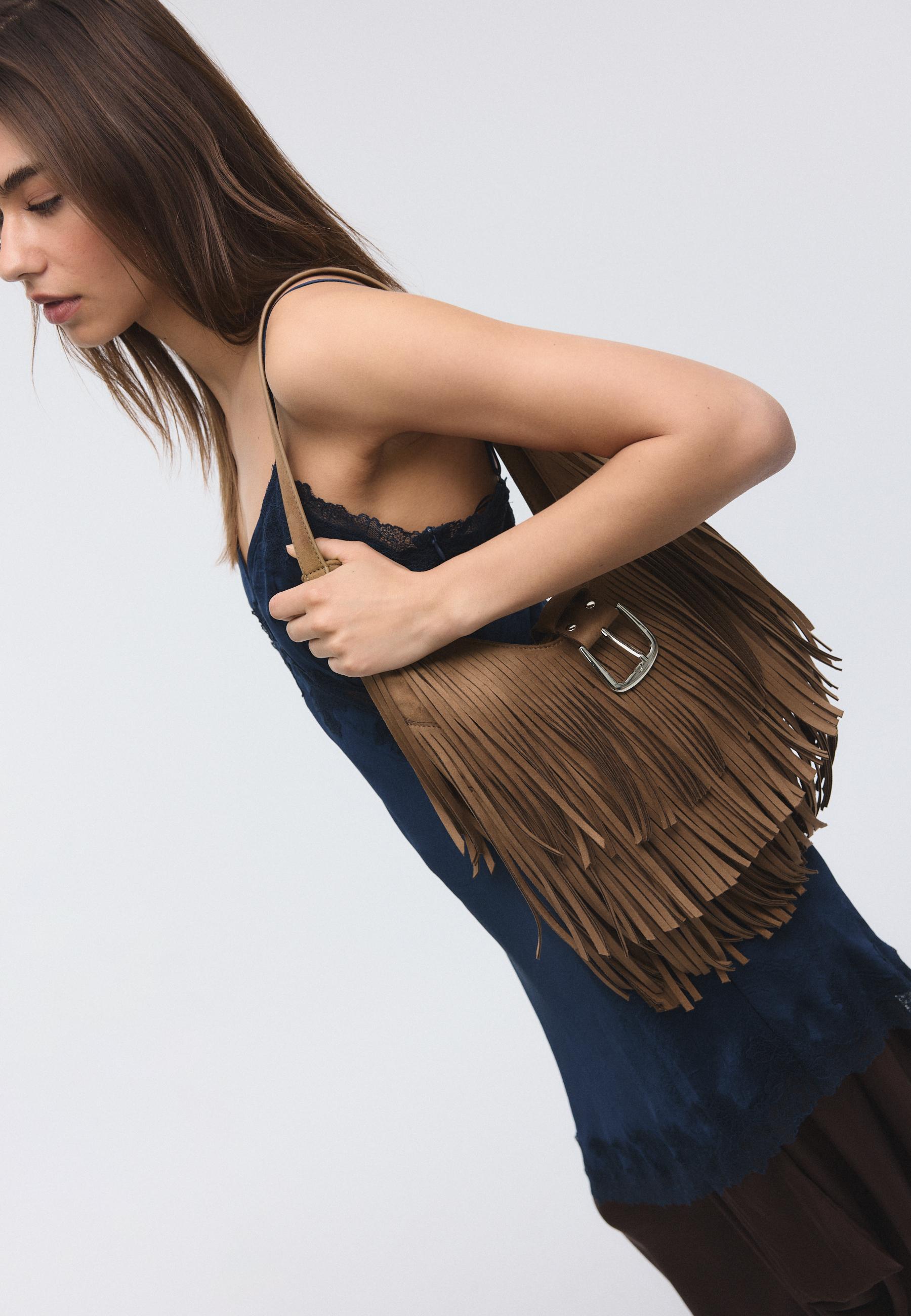 Shoulder bag with fringe and buckle detail — Caramel