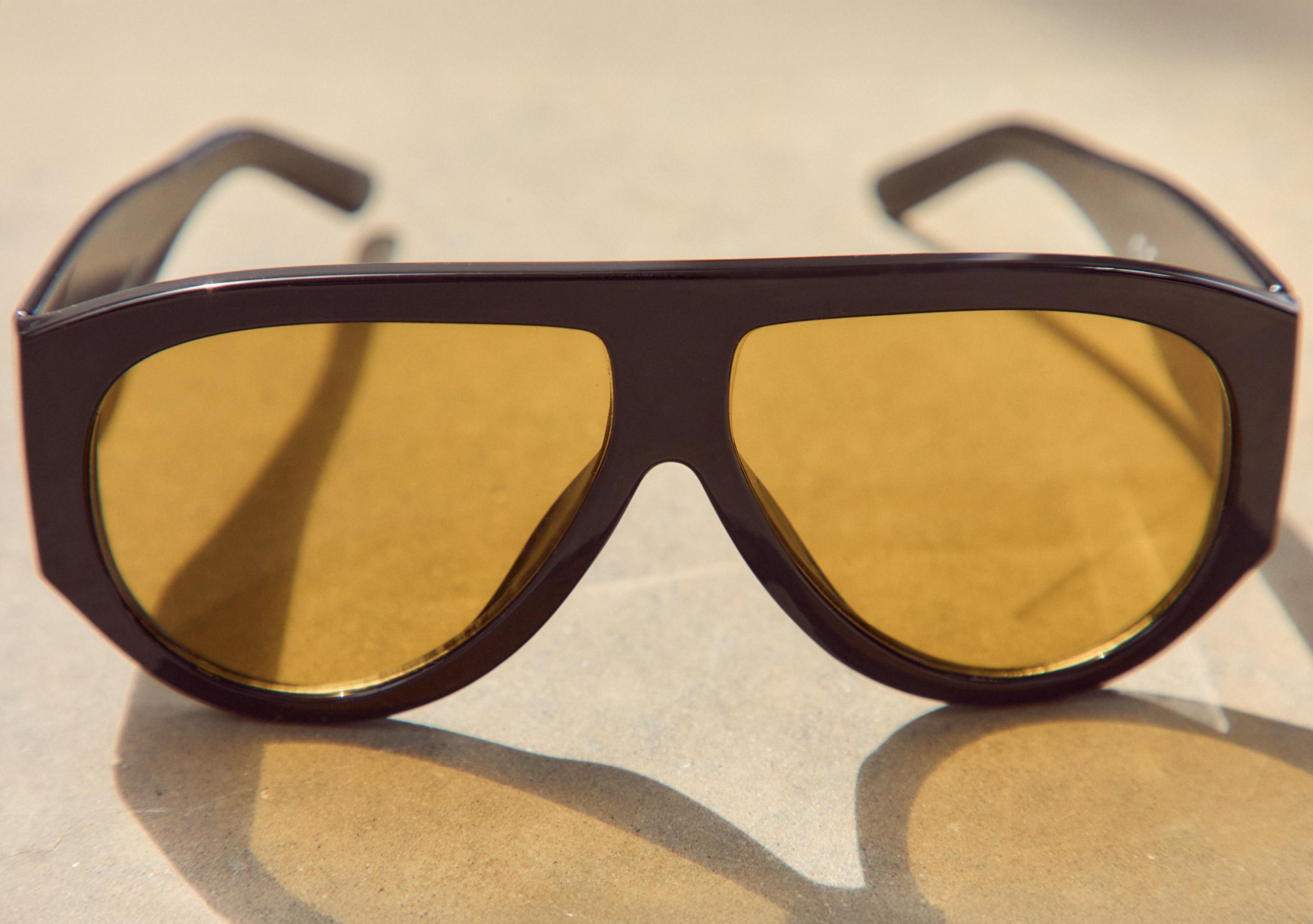 Resin sunglasses — Black