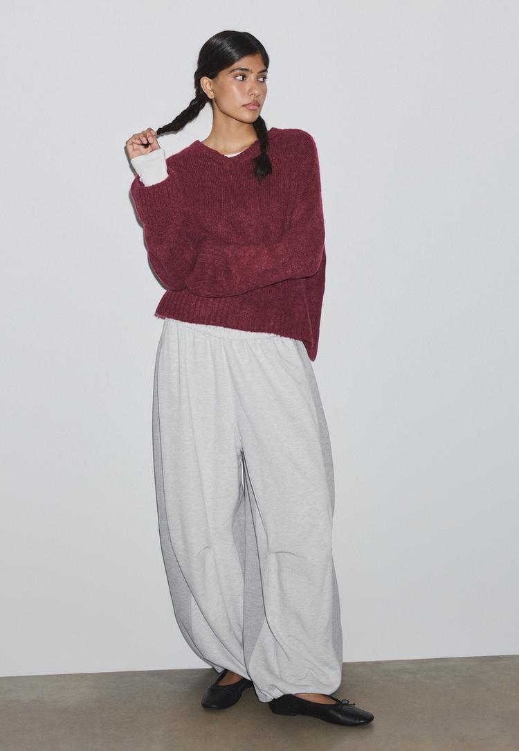 Stradivarius Pulover Od Pletiva S V-Izrezom Tamnocrvena M