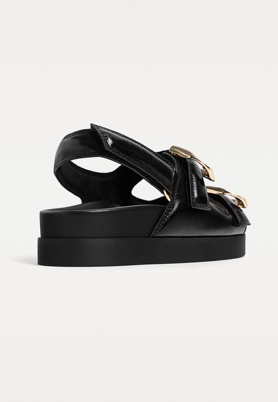 flache-sandalen-mit-schnallen