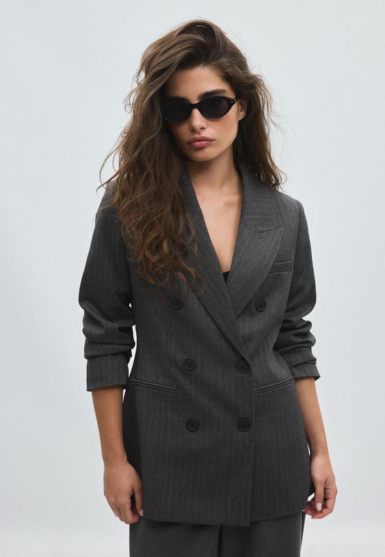 taillierter-blazer-mit-streifen-und-knopfen