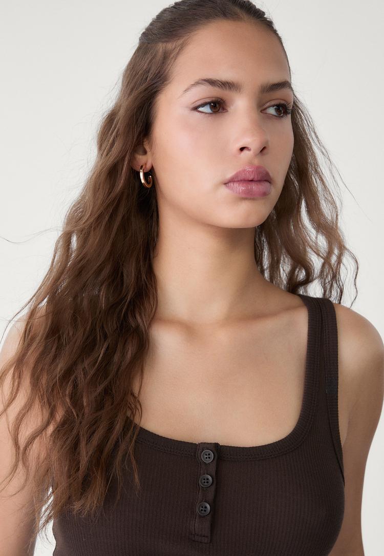 camiseta tirantes botones