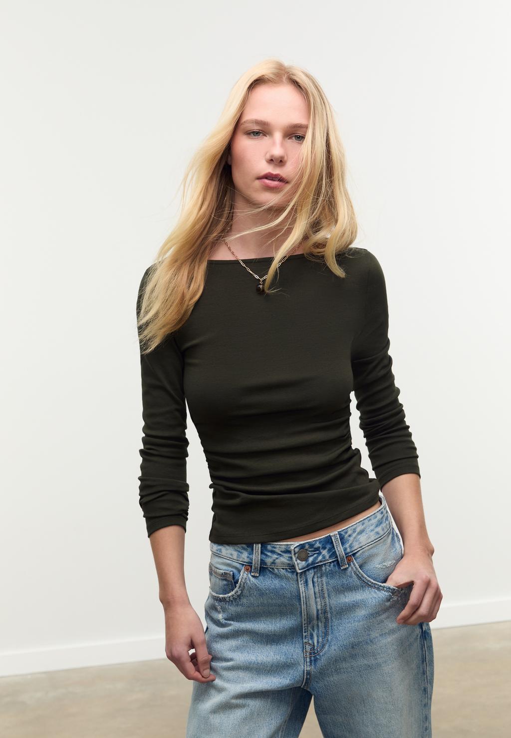 Long sleeve T-shirt with gathering