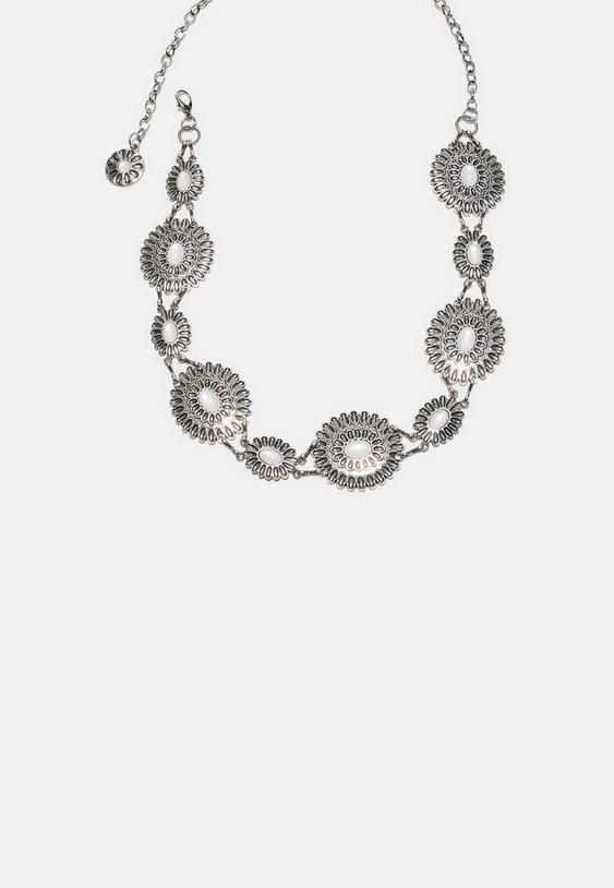 Pas Z Verižico In Cvetličnimi Detajli