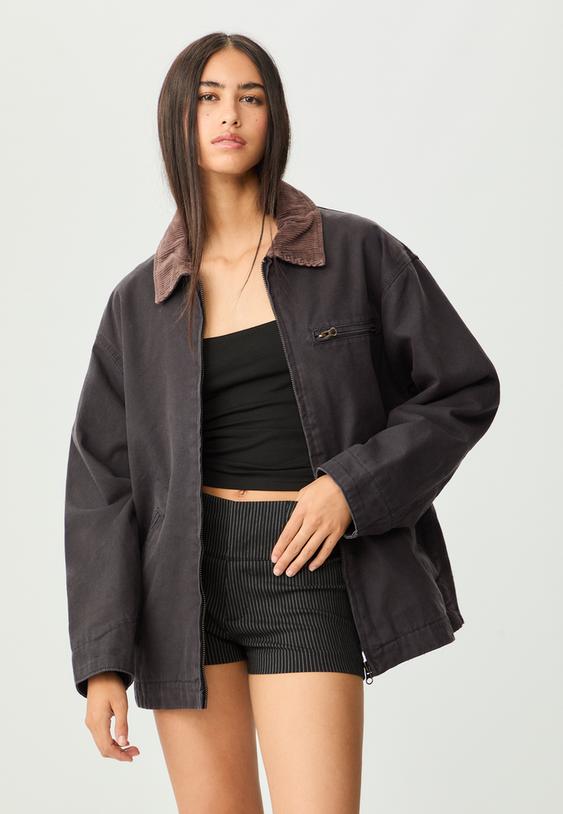 casaco com bolsos e gola combinada