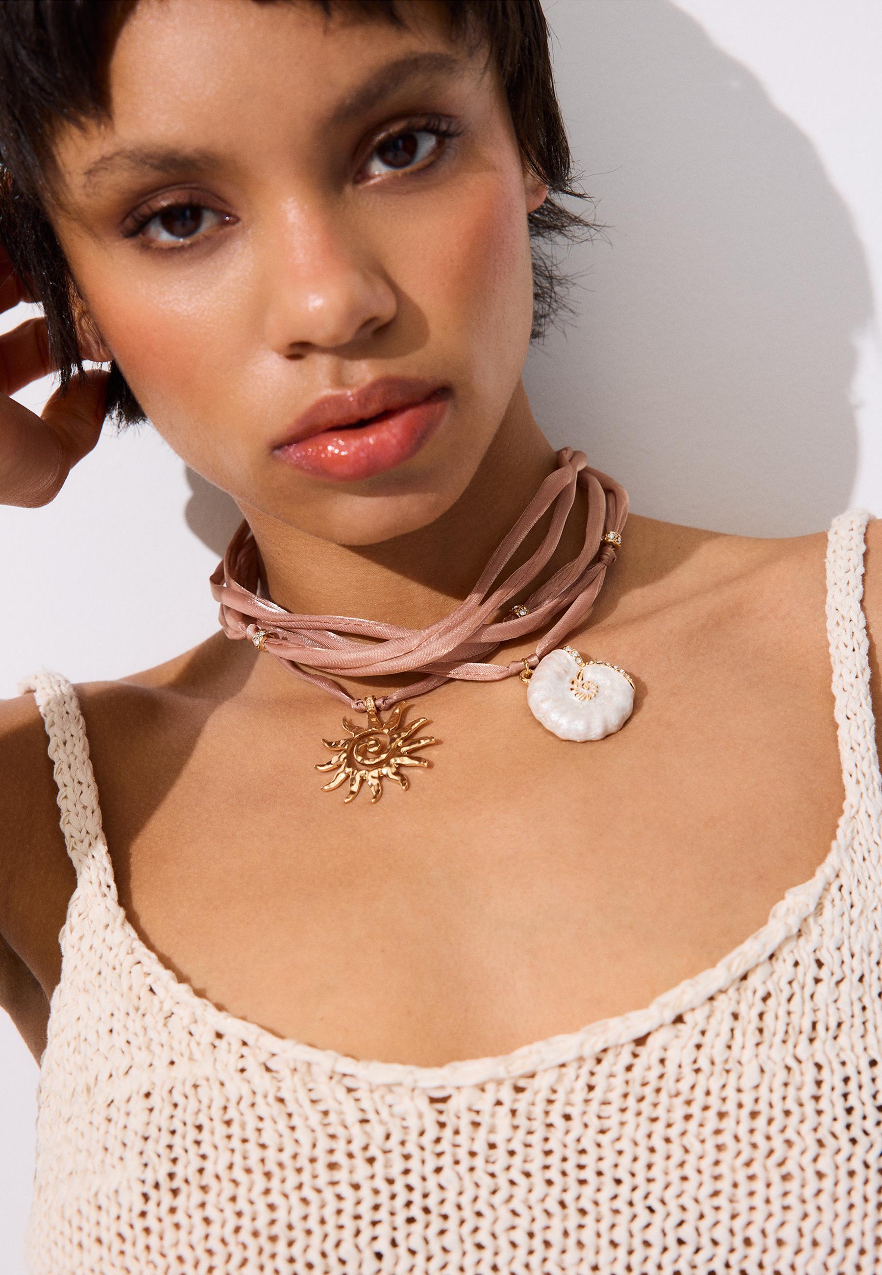 Fabric necklace with seashell charm — Ecru