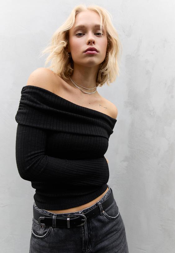 geruschtes-stricktshirt-mit-cutouts-an-den-schultern