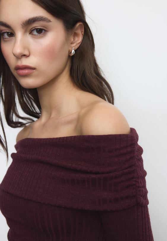 geruschtes-stricktshirt-mit-cutouts-an-den-schultern