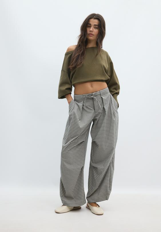 hose-aus-funktionsstoff-mit-falten-und-print