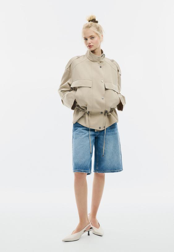 cazadora corta fluida bolsillos delanteros