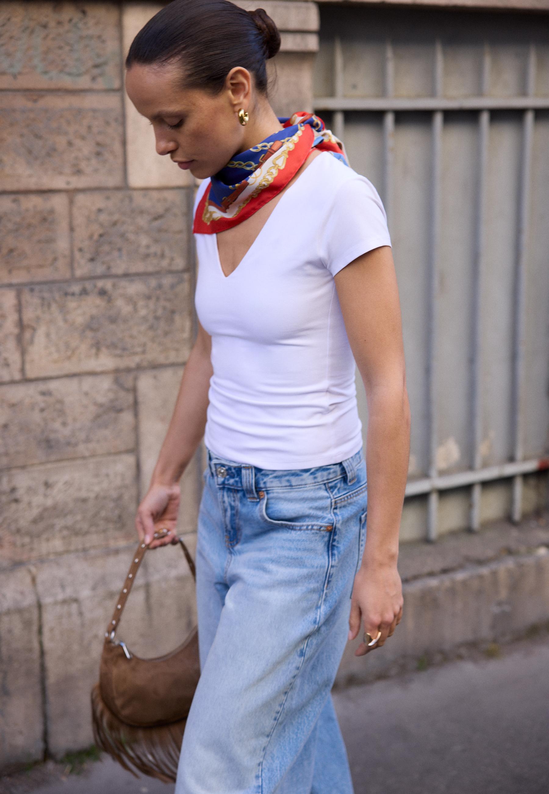 V-neck short sleeve T-shirt — White