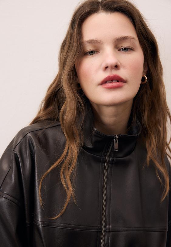 cazadora globo cinturon efecto piel