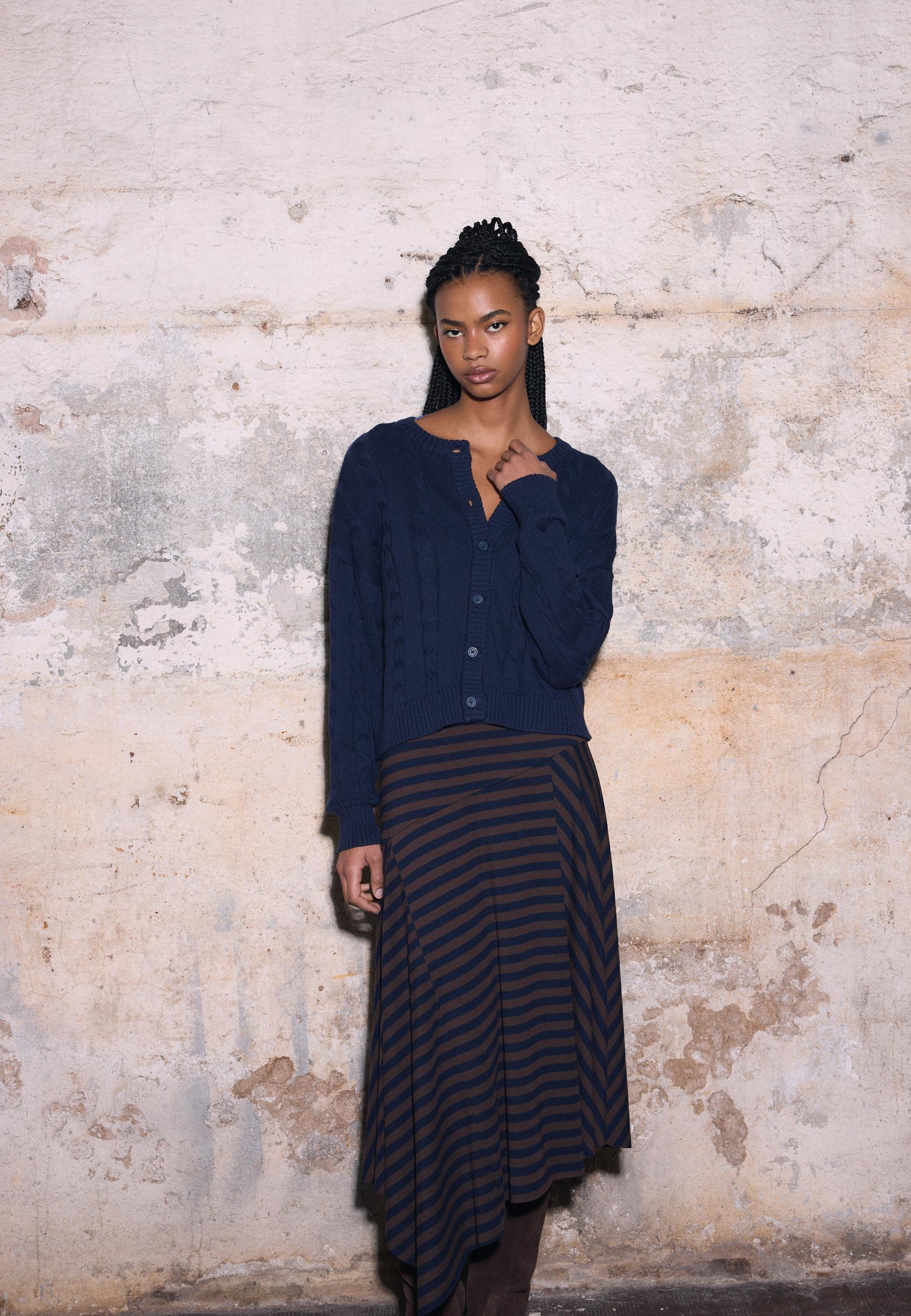 Button-up cable knit cardigan — Navy blue