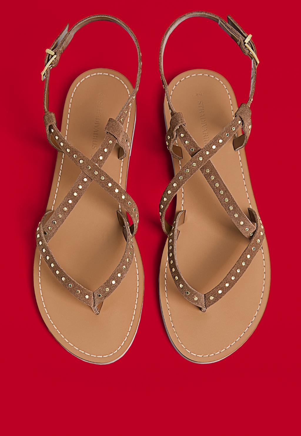 Sandalias planas piel tachas
