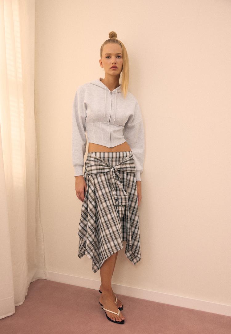 sweatshirt-mit-kapuze-im-korsettstil