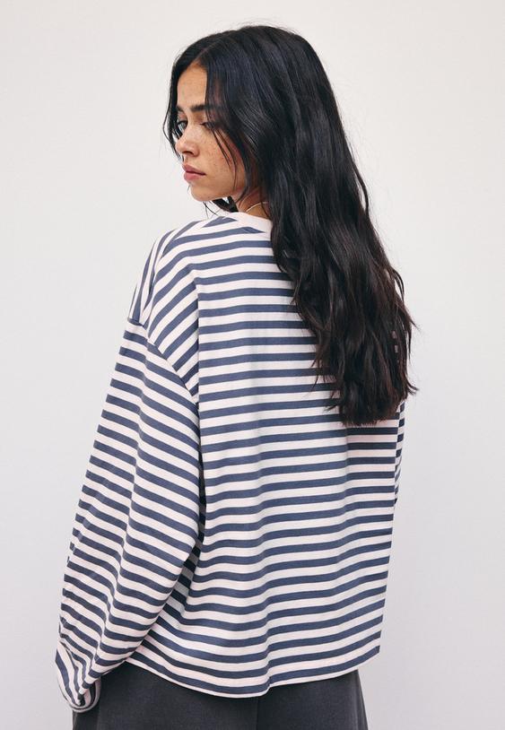 gestreiftes-langarmshirt-mit-print