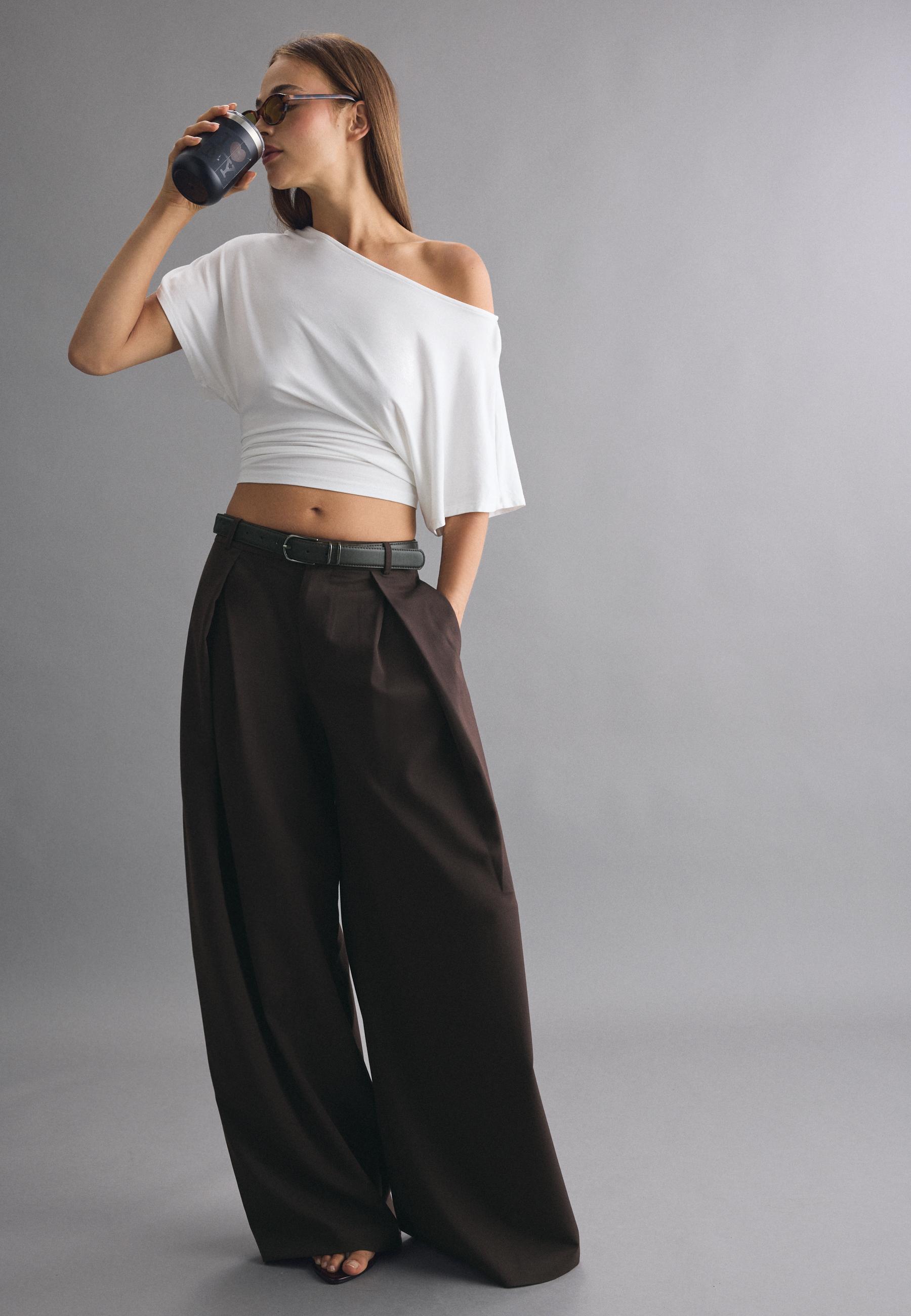 Wide-leg darted trousers with belt — Brown