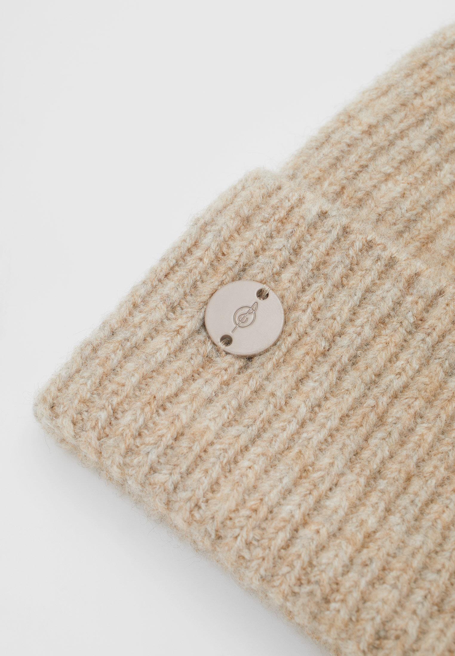 Basic beanie with plaque detail — Beige