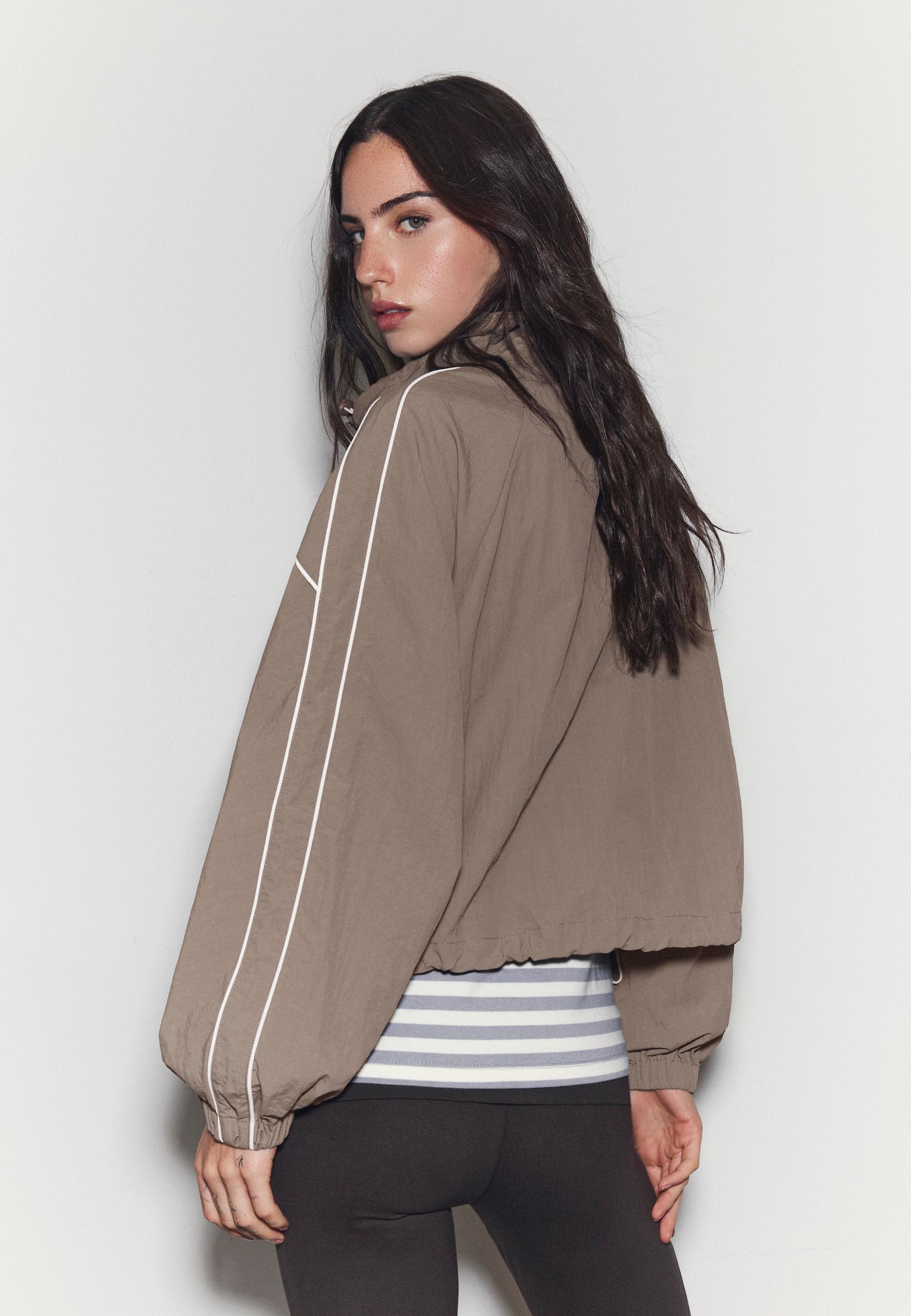 Technical windbreaker — Brown