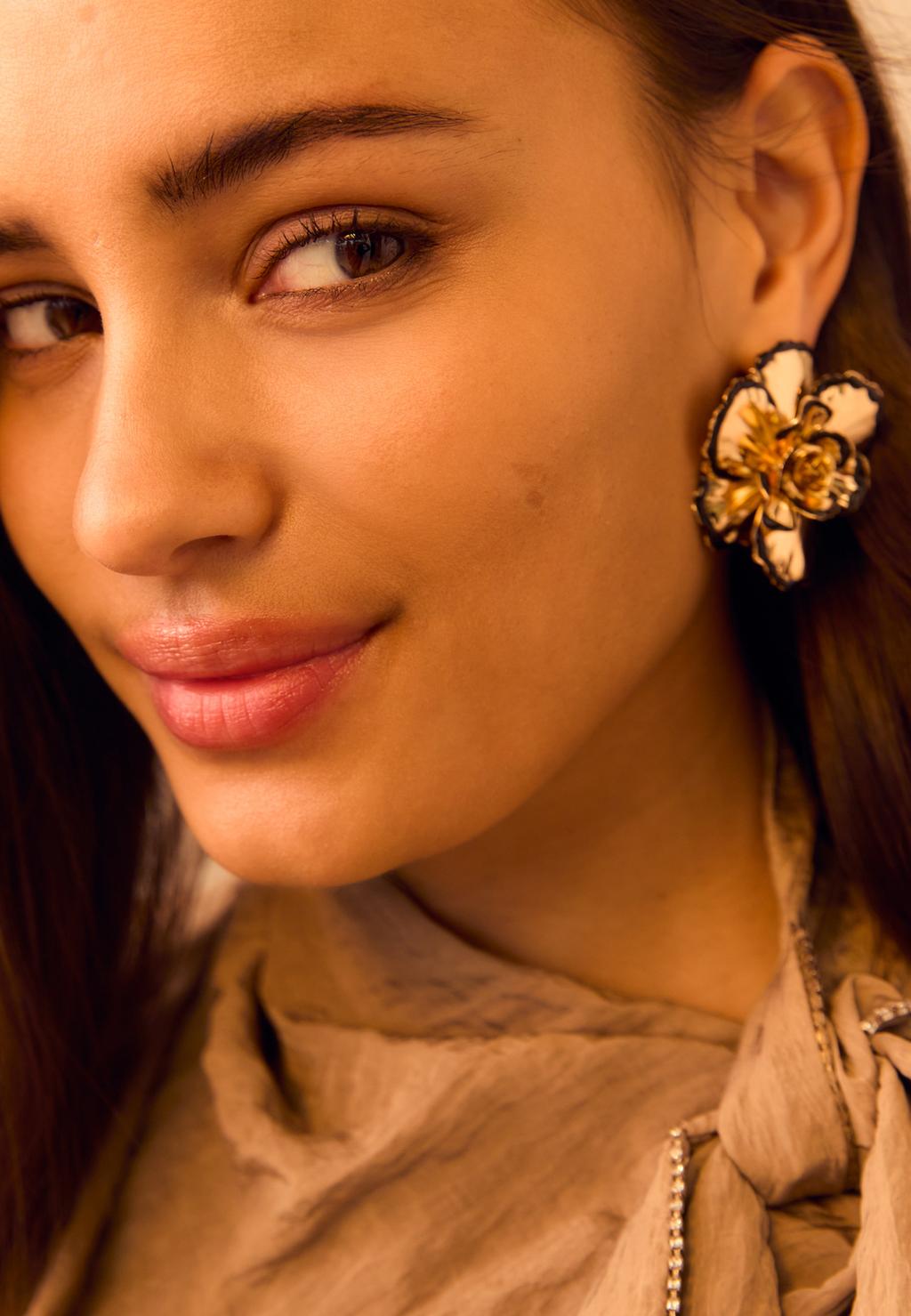 Contrast metal flower earrings