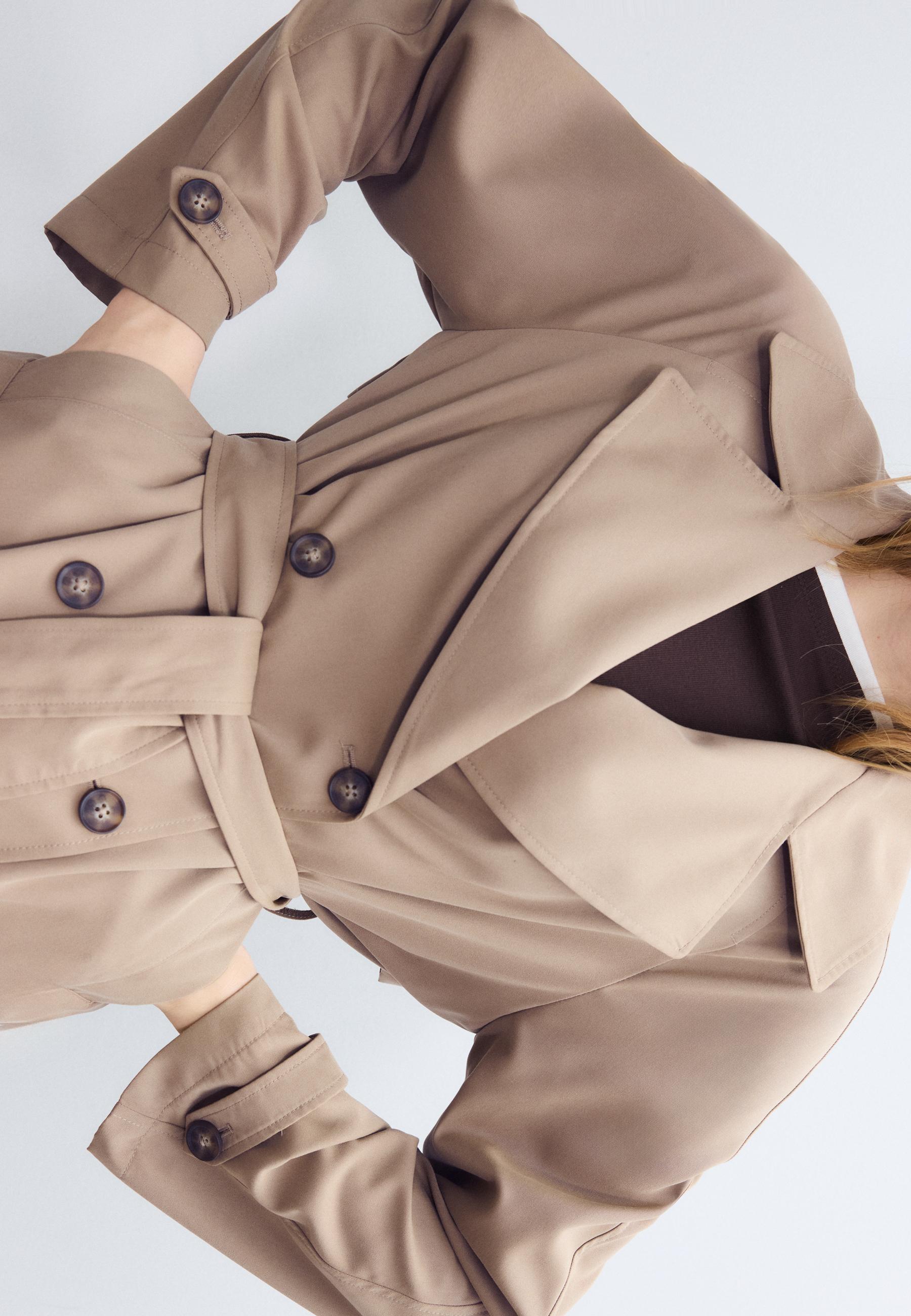 Kemerli kısa, akıcı trençkot - Görsel 4