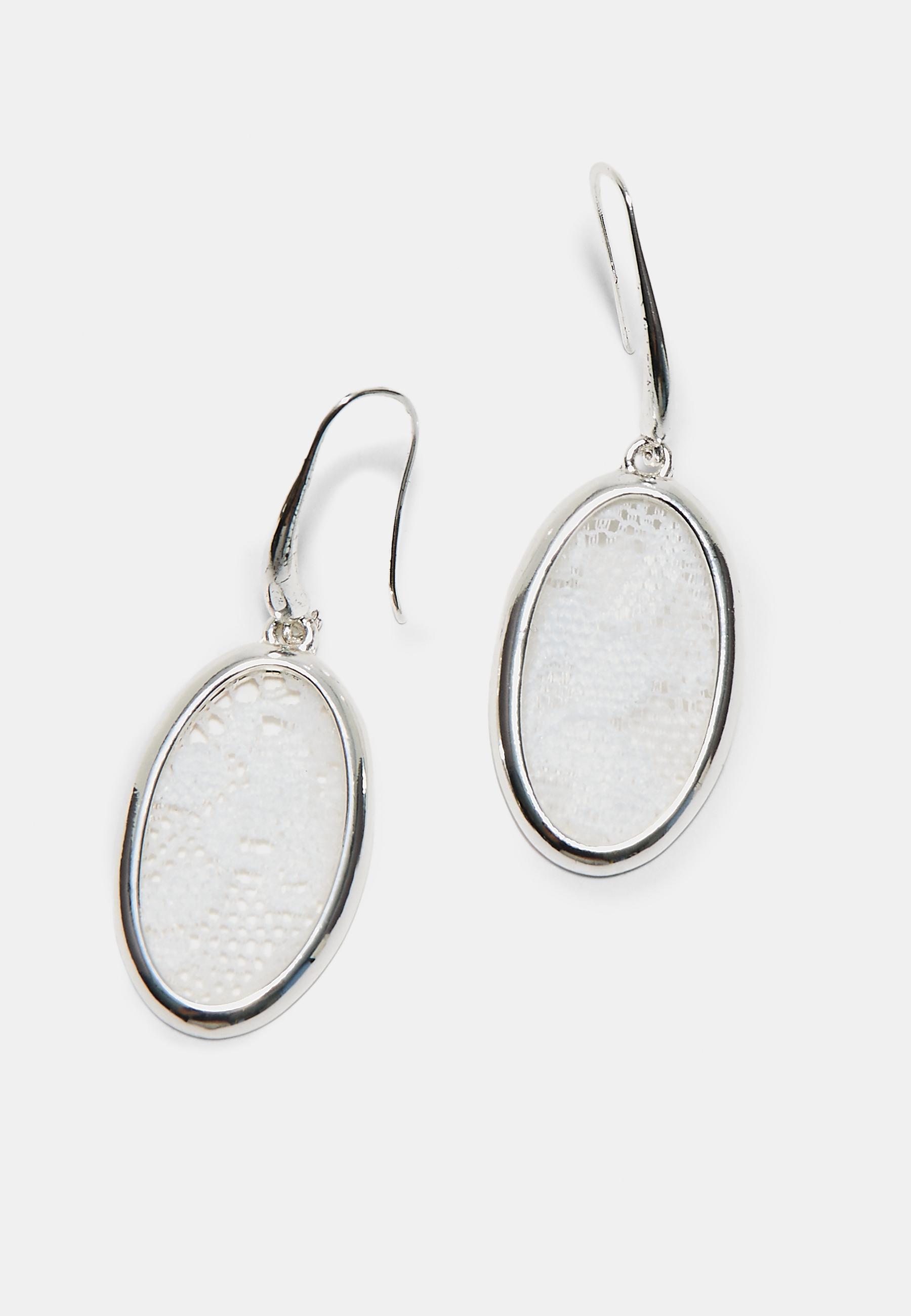 Dantel detaylı oval sallantılı küpe