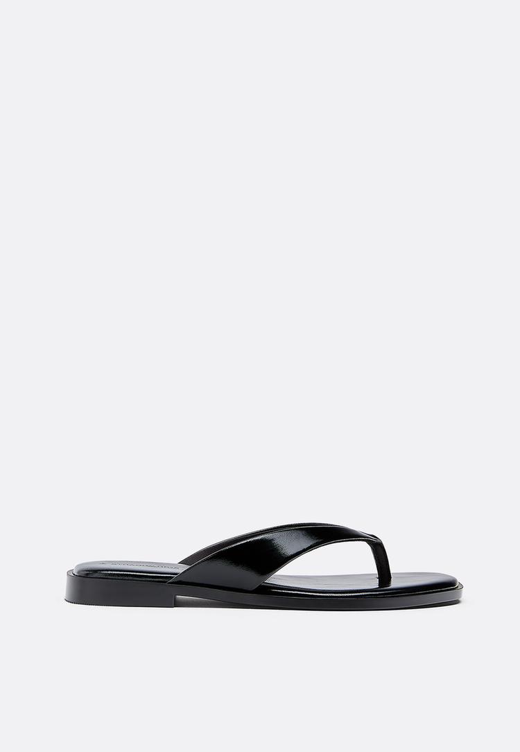 sandalias rasas com tira entre os dedos