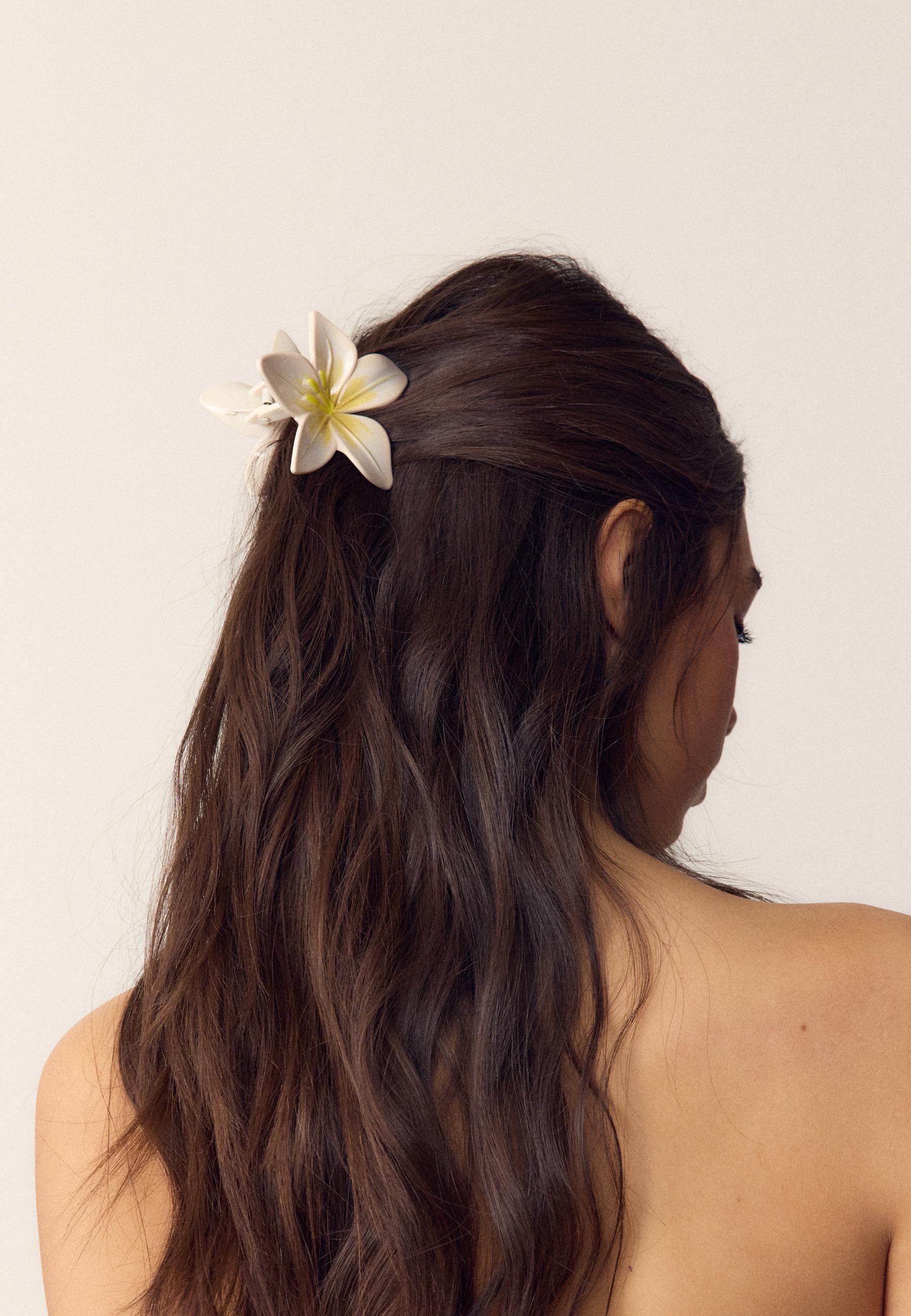 Flower clip — Ecru
