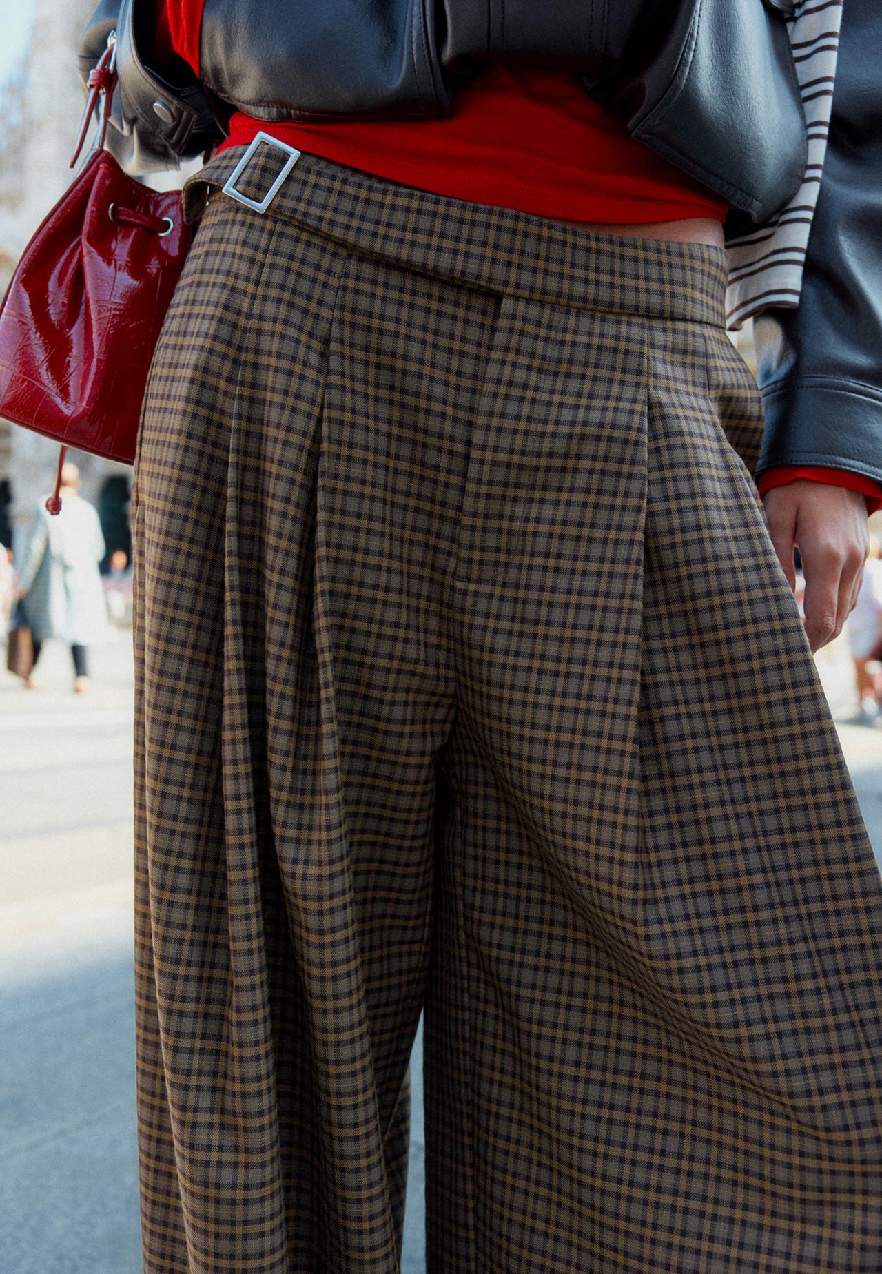 Balloon buckle trousers — Beige