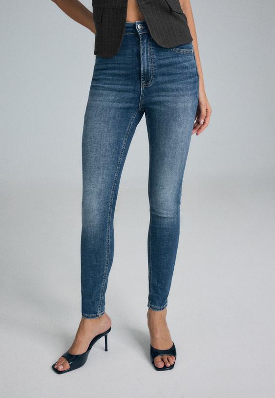 d09-skinnyjeans-mit-super-hohem-bund