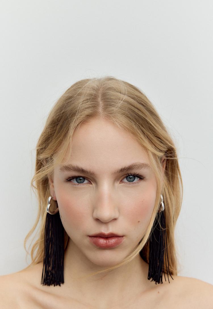 Stradivarius Μακρύ Σκουλαρίκι Με Καρδιά Και Κρόσσια Μαύρο Os φωτογραφία